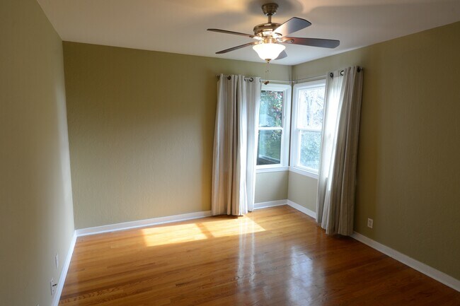 Building Photo - 1060 Ridgeley Dr