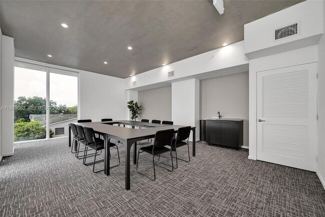 Building Photo - 475 NE 125th St