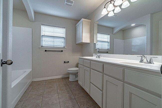 Building Photo - Spacious Centerton Duplex
