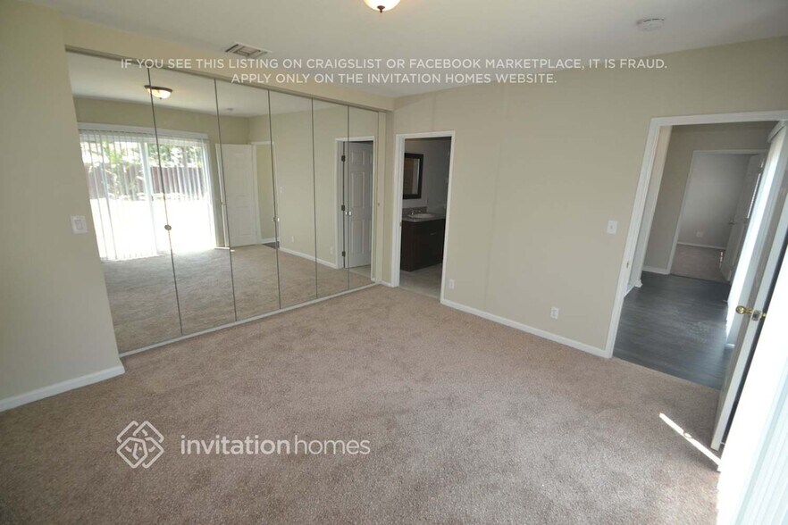 Building Photo - 2112 N Screenland Dr