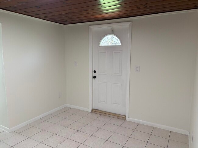 Building Photo - 2320 Sunrise Dr