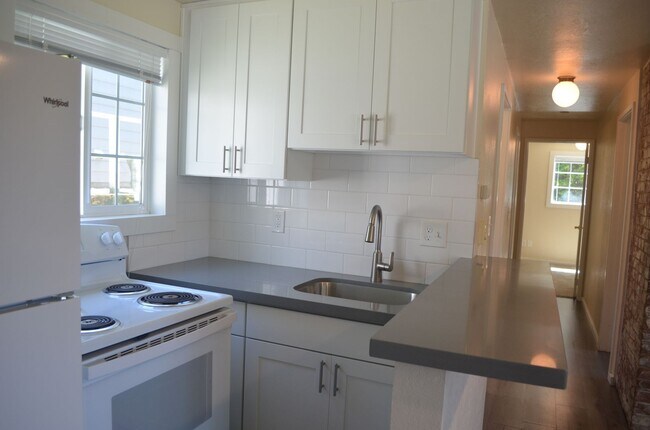 Building Photo - Charming Duplex in Prime Ballard-Fremont Location