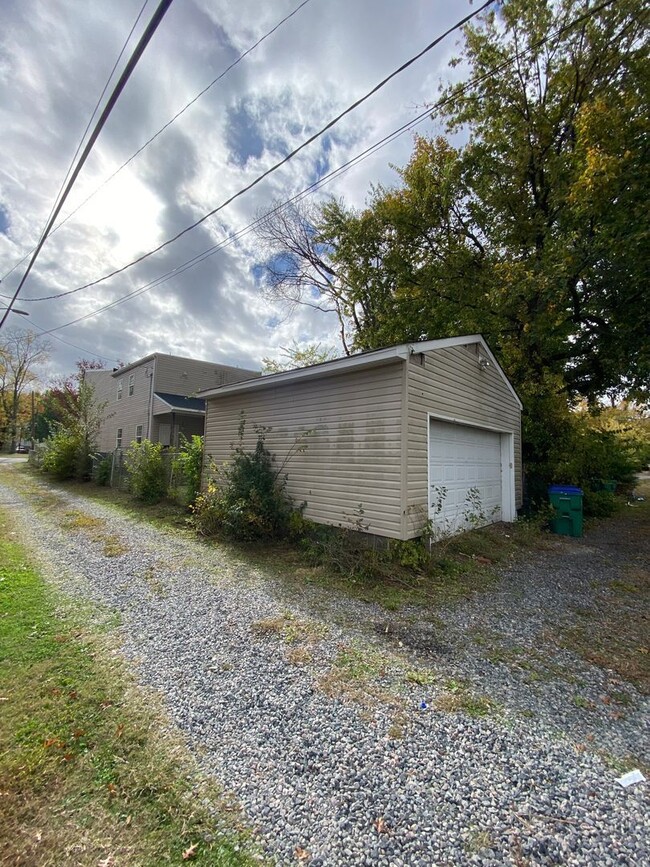 Building Photo - 1210 N 21st St