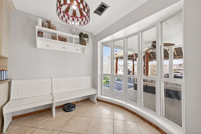 Building Photo - 805 Camelot Ln