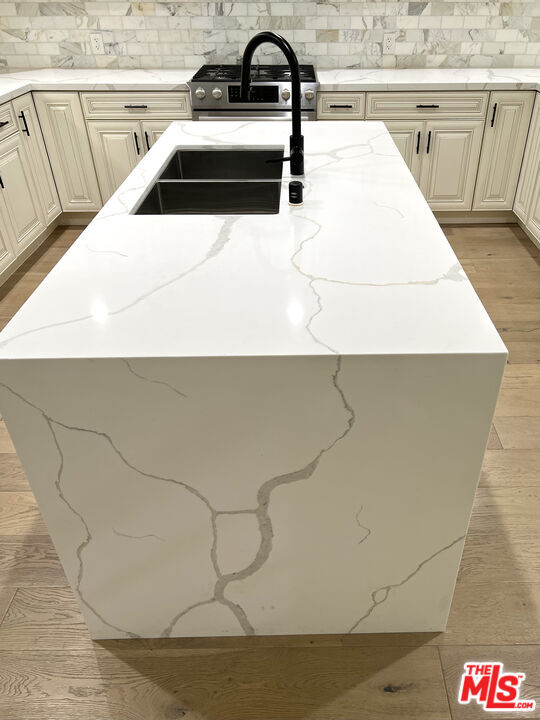 Building Photo - 5019 W Maplewood Ave