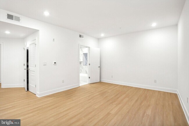 Building Photo - 3952 Lancaster Ave