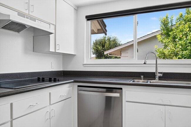 Building Photo - Beautifully Updated Single-Story 4BR Ranch with Designer Finishes & Spacious Fenced Yard!