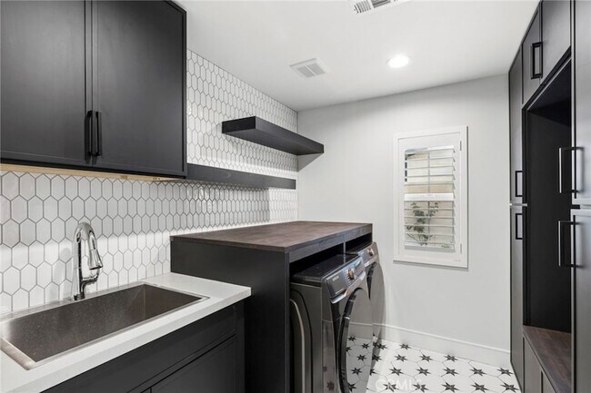 Building Photo - 4652 Charnock Dr