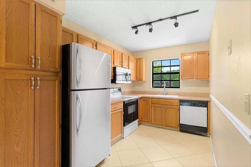 Building Photo - 2900 NW 5th Ave