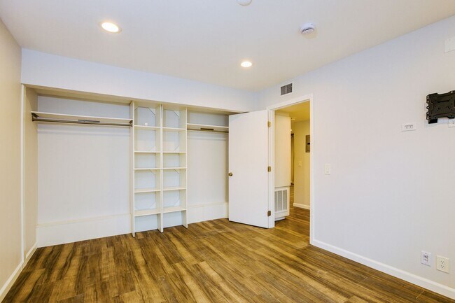 Building Photo - Discover this well-appointed 2-bedroom, 2-bath condo in Lake Forest
