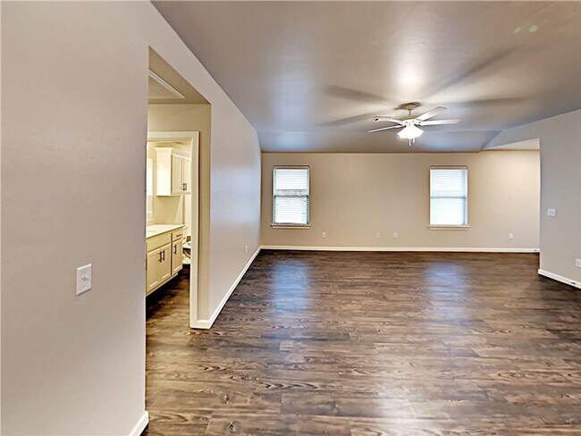 Building Photo - 2 Bedroom 2 Bathroom 2 Car Garage Duplex w...