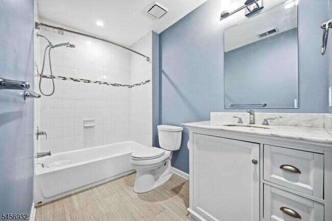 Building Photo - 81 Village Cir