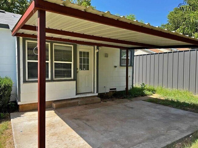 Building Photo - 100 Lilac Ln