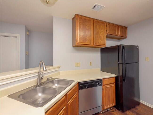 Building Photo - 809 Riverlawn Dr