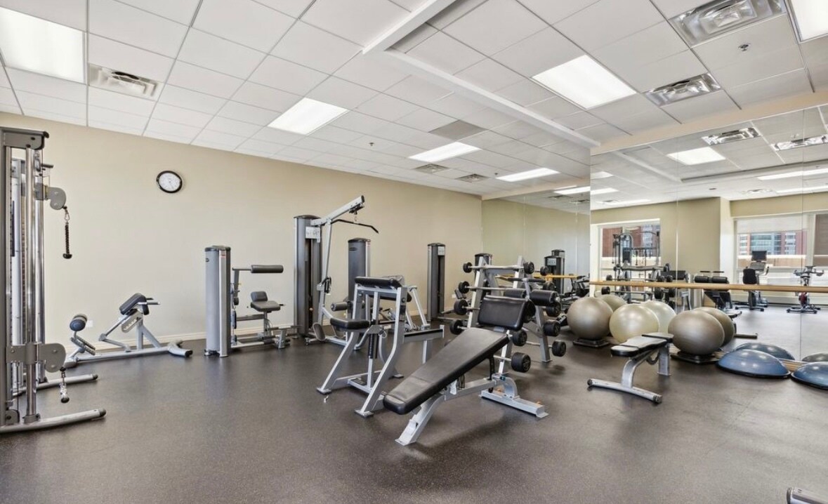 Building Photo - 512 N McClurg Ct