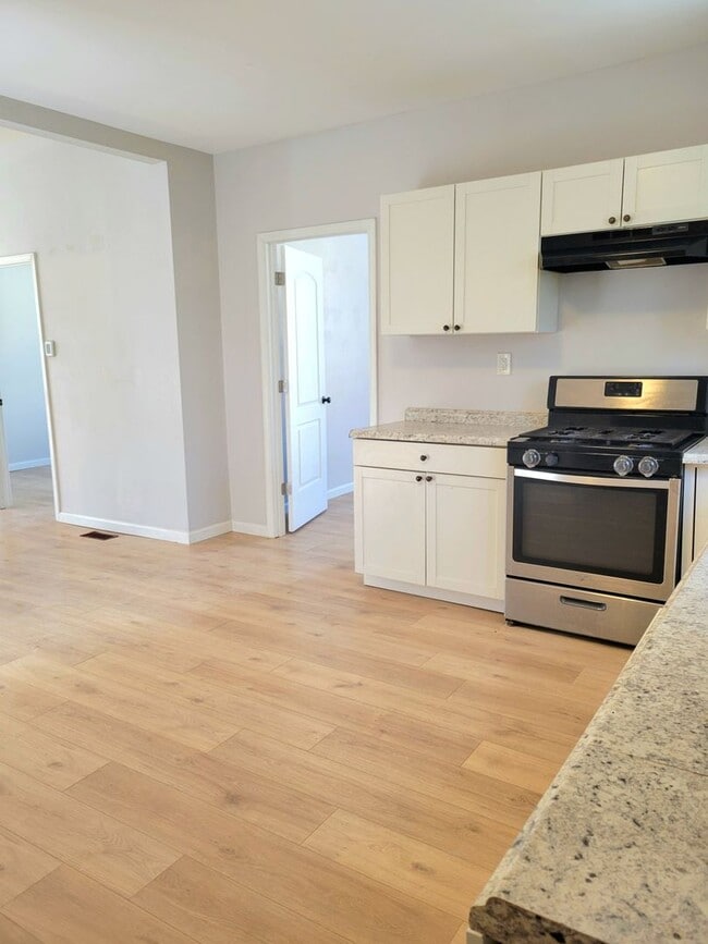 Building Photo - Renovated and Ready to Rent...340 N Aurora Collinsville