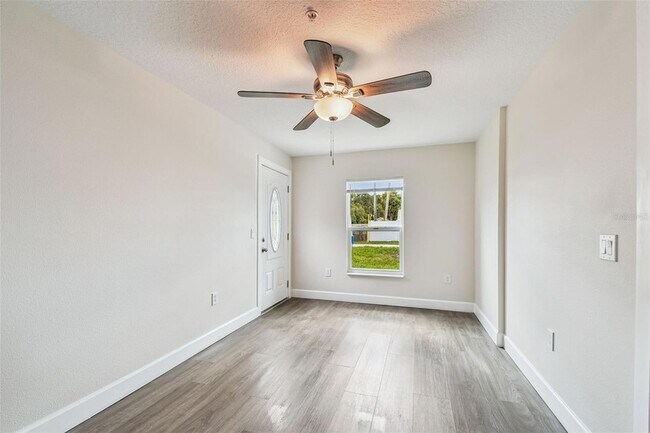 Building Photo - 650 E Tarpon Ave