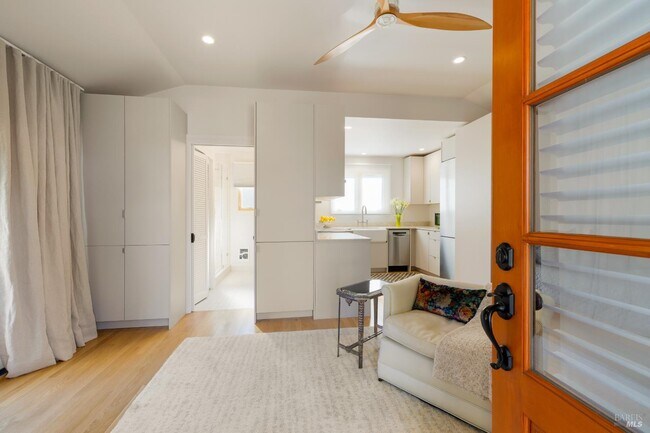 Building Photo - 291 W Thomson Ave