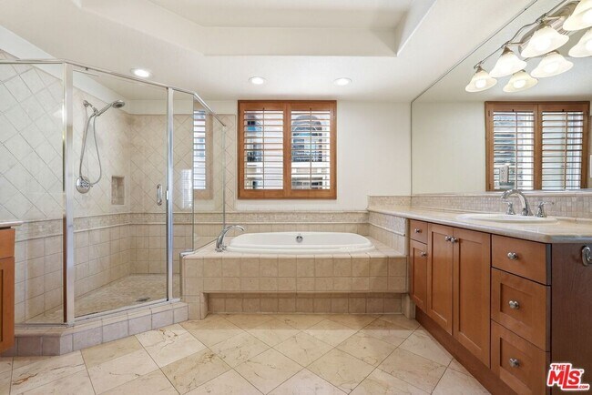 Building Photo - 5831 Seawalk Dr