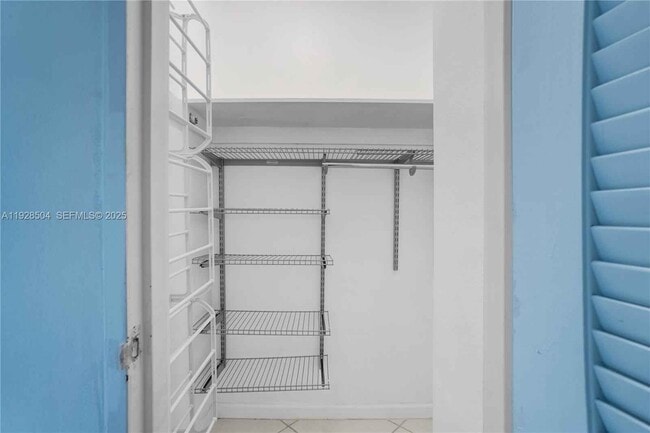 Building Photo - 10350 W Bay Harbor Dr