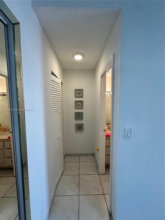 Building Photo - 300 Bayview Dr