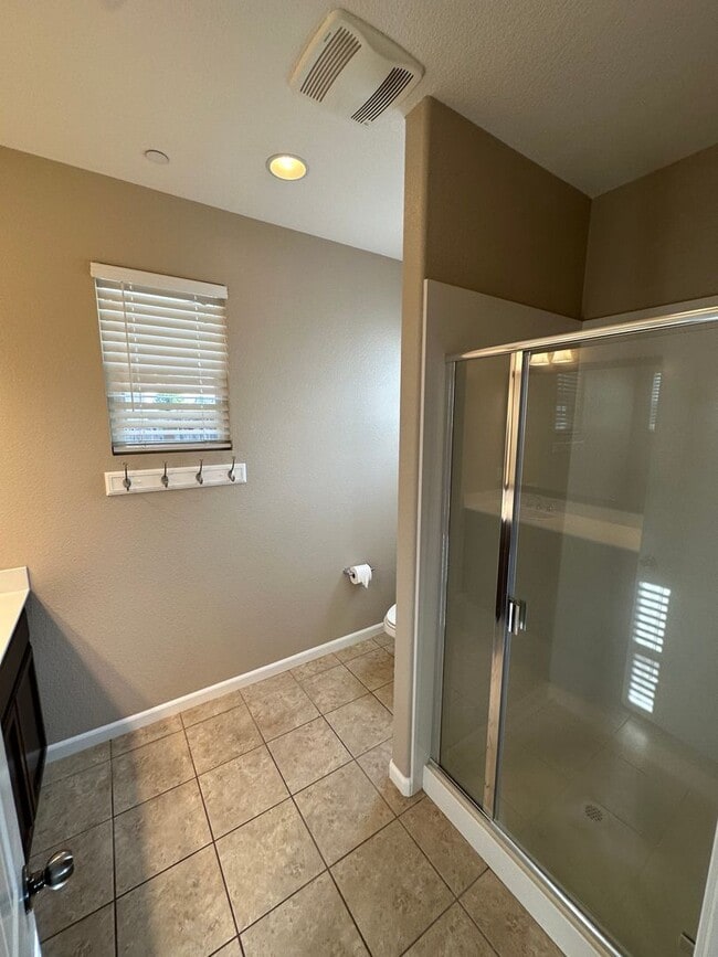 Building Photo - Beautiful 3 Bed 2 Bath House in a Great Lo...