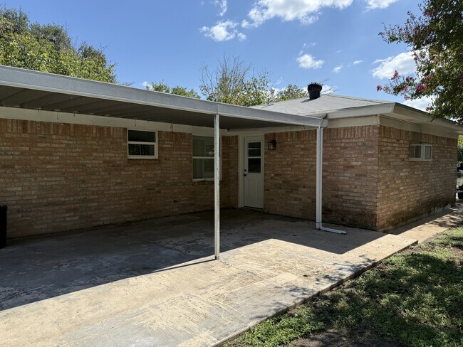 Building Photo - 2303 Debra Cir