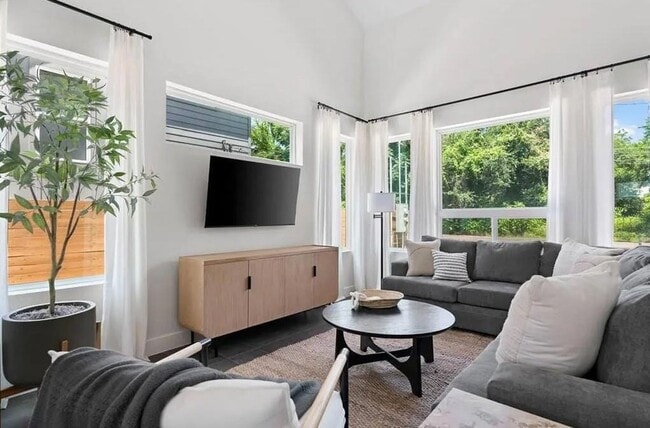 Building Photo - 1126 Linden St