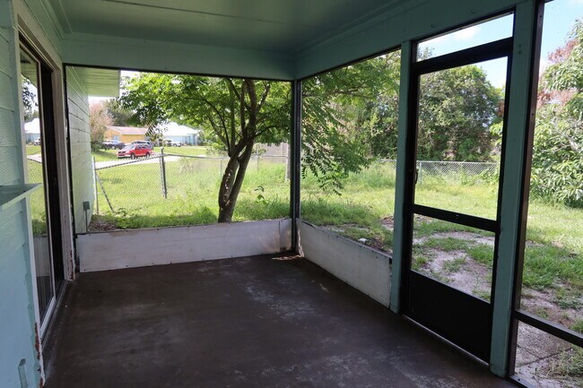 Building Photo - 601 SE Polynesian Ave