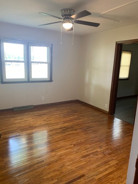 Master bedroom - 1115 E MacArthur Rd