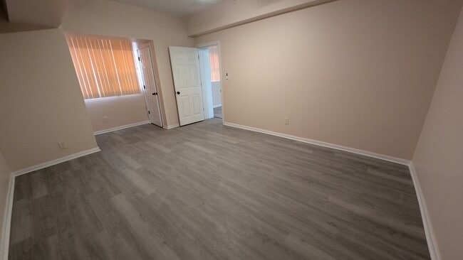 Building Photo - 5459 S Everett Ave