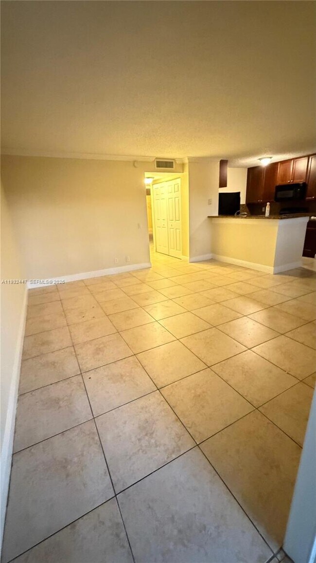 Building Photo - 711 Forest Club Dr