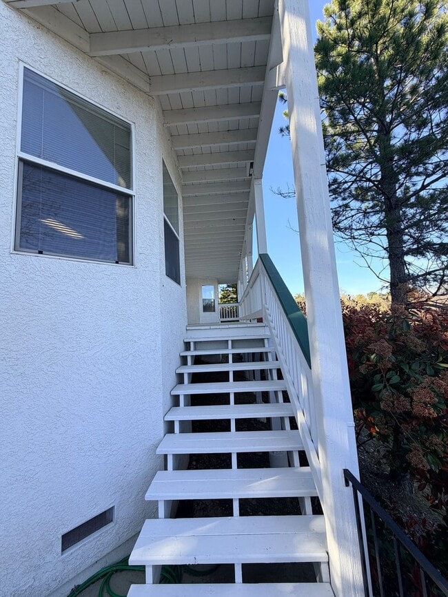 Building Photo - Beautiful Lakefront Home in the Vineyard! 55+ community