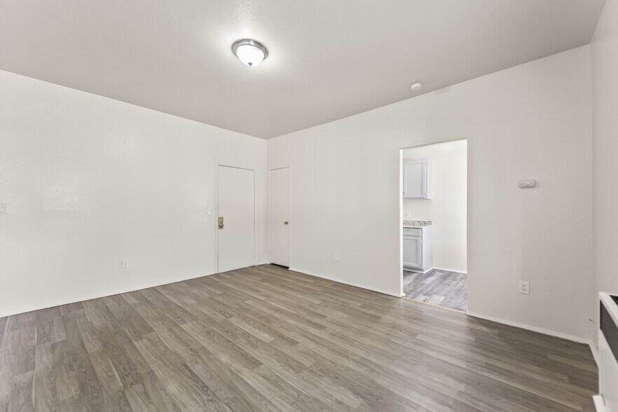 Building Photo - 842 W 83rd St