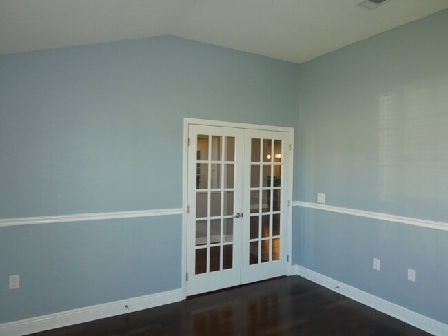 Building Photo - 4bed/3 bath/2 car garage/ 2400 sq ft in Wh...