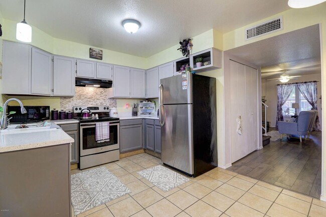 Building Photo - Updated 2 Bed/2.5 Bath Townhome in Great W...