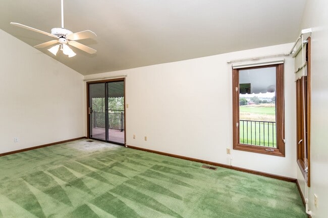 Building Photo - Charming home with Golf Course Views!!!