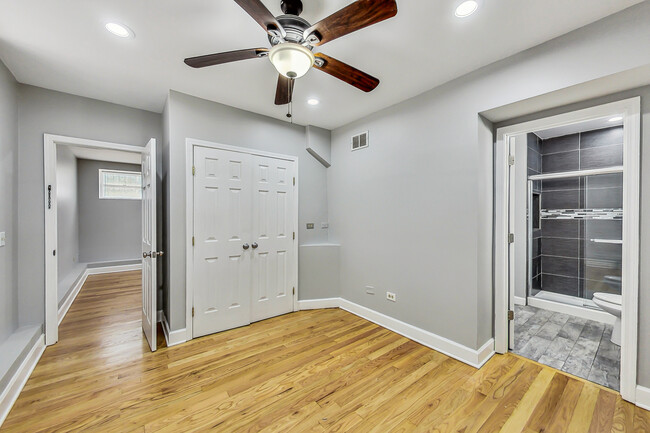 Building Photo - 864 W Aldine Ave