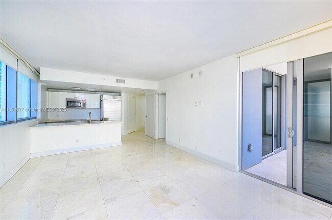 Building Photo - 1300 Brickell Bay Dr