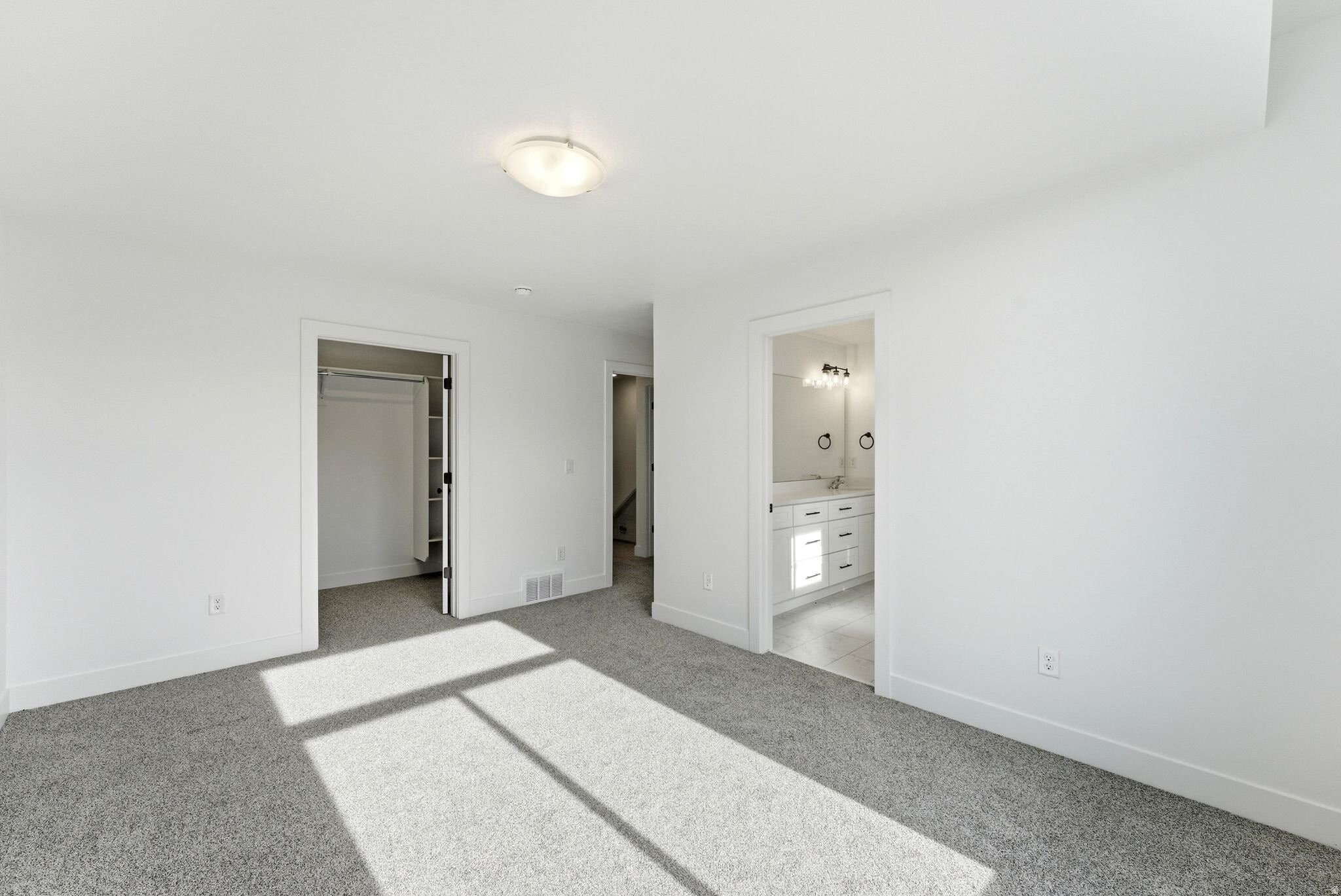 Building Photo - 138 E Chambord Ct