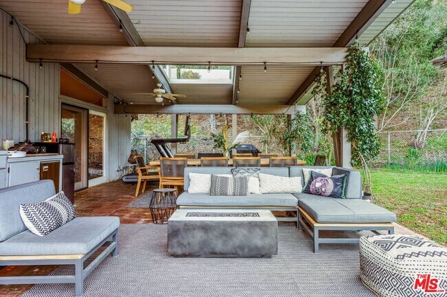 Building Photo - 2436 Arbutus Dr