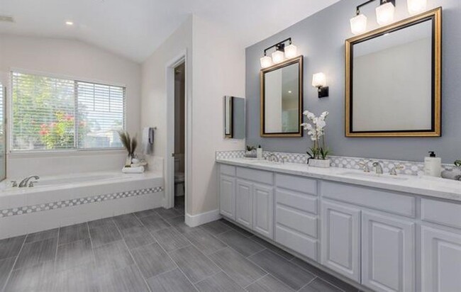 Building Photo - Livermore South Very Private 4 bedroom/3 b...