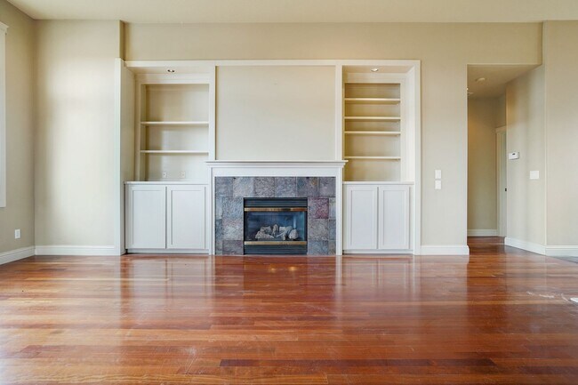 Building Photo - Spacious 4 bed, 3 bath home with sprawling...