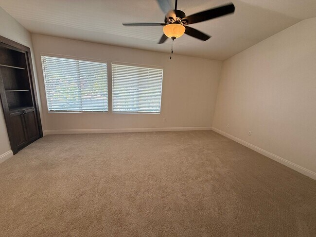 Building Photo - LOCATION LOCATION!! 4BR/3BA Townhome in De...