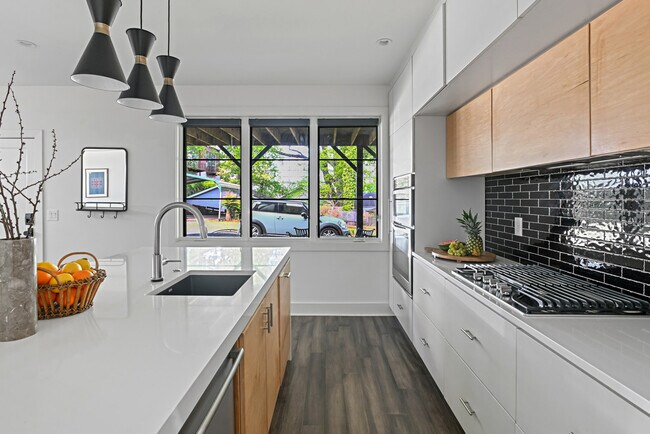 Building Photo - 634 Bonaventure Ave NE