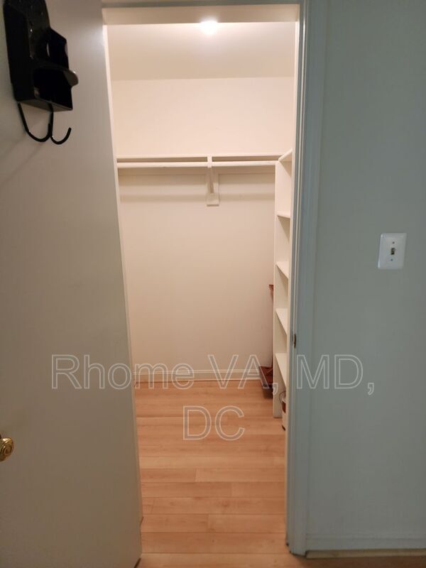 Building Photo - 1801 Queens Ln