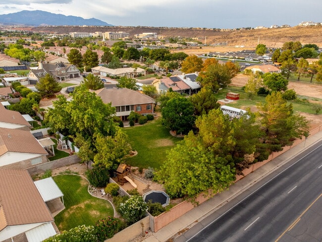 Building Photo - "Spacious 4-Bedroom, 4.5 Bathroom 4792 sq. ft. Retreat with Scenic Views and Cozy Fireplace in St...