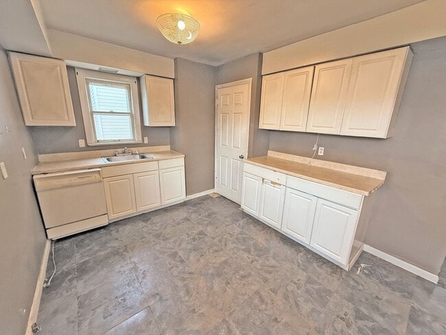 Building Photo - 3 BED 1 BATH BEAUTIFUL SINGLE FAMILY HOME ...