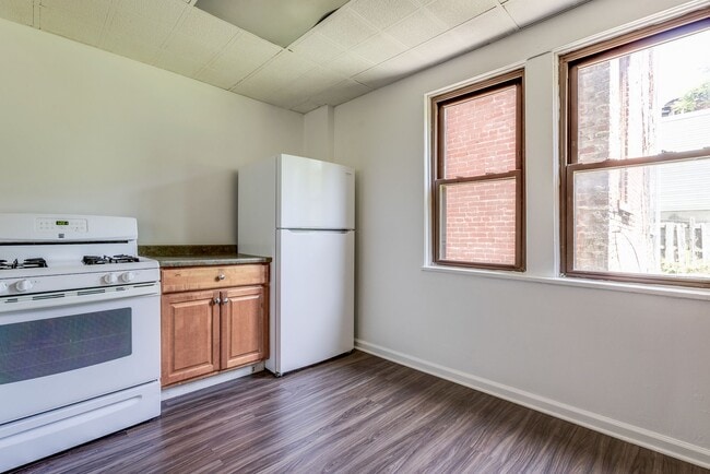 Building Photo - 834 Industry St