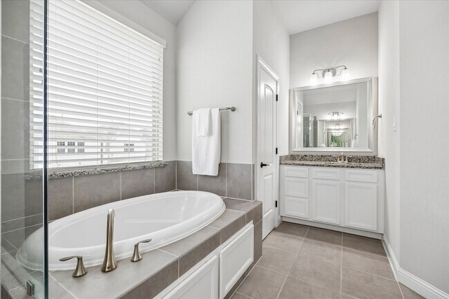 Building Photo - 1704 Oak Leaf Pass Dr